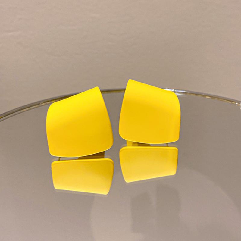 Серьги цвета конфет с нерегулярной геометрией. Маленькие серьги в стиле свежего цвета. Все подходящие серьги-гвоздики.