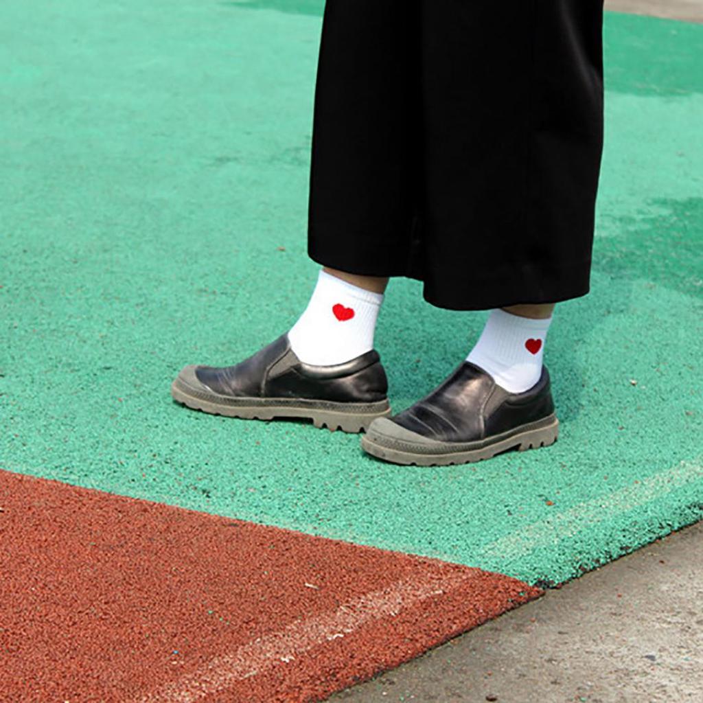 Женские короткие носки с сердечками по бокам