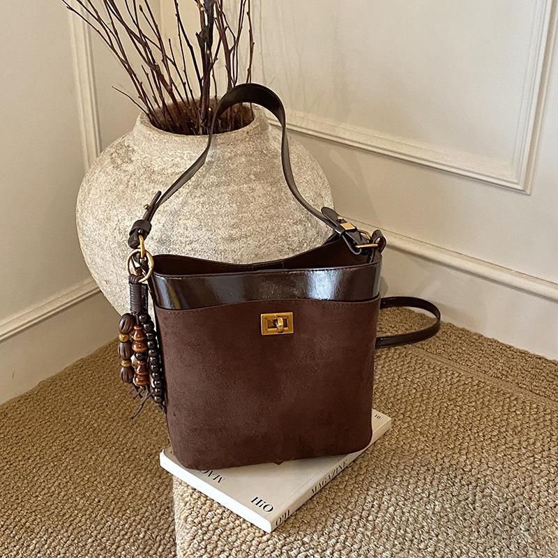 Маленькая матовая ретро-сумка женская осень-зима 2025 новая повседневная на плечо через плечо популярная сумка-ведро в этом году