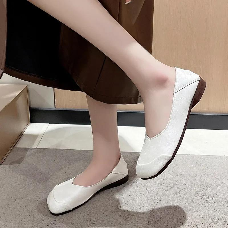 Стиль 2024 года. Модные и удобные женские туфли на плоской подошве без застежек с квадратным носком. Универсальная женская обувь на весну и осень.