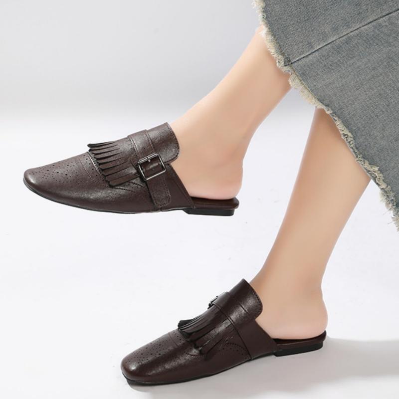 Модные металлические пряжки с кисточками женские плоские шлепанцы 2025 лето мюли высокое качество модные мягкие с круглым носком повседневные элегантные женские сандалии