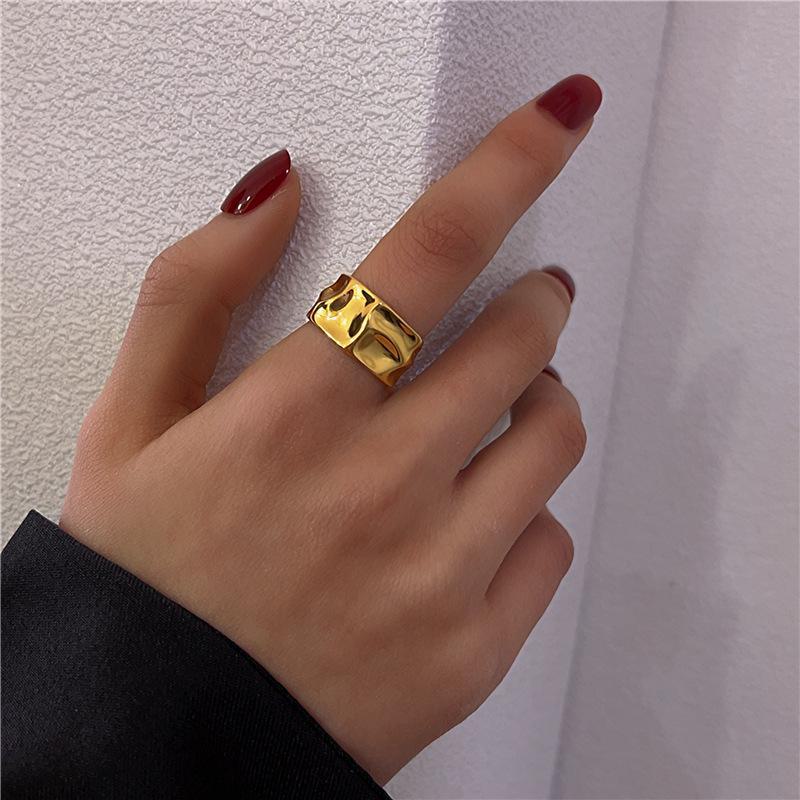 Женское высококачественное металлическое кольцо с мятой текстурой - уникальный дизайн, открытый стиль, легкая роскошь, простой, но элегантный аксессуар для широкого указательного пальца