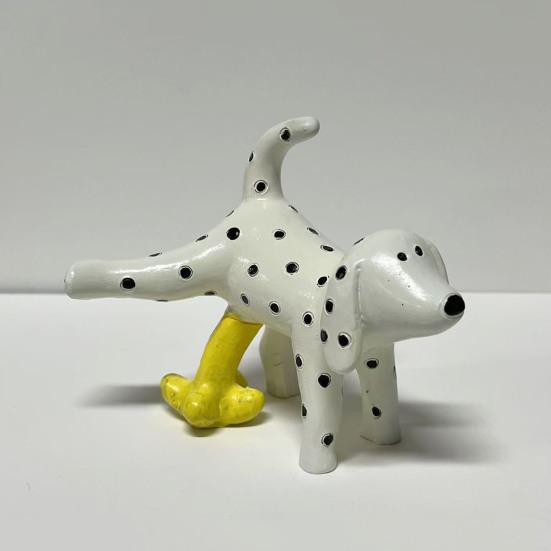 Украшение в виде писающей пятнистой собаки из смолы, фигурка щенка далматина, мультяшная писающая статуя далматина для украшения стола в саду и в помещении