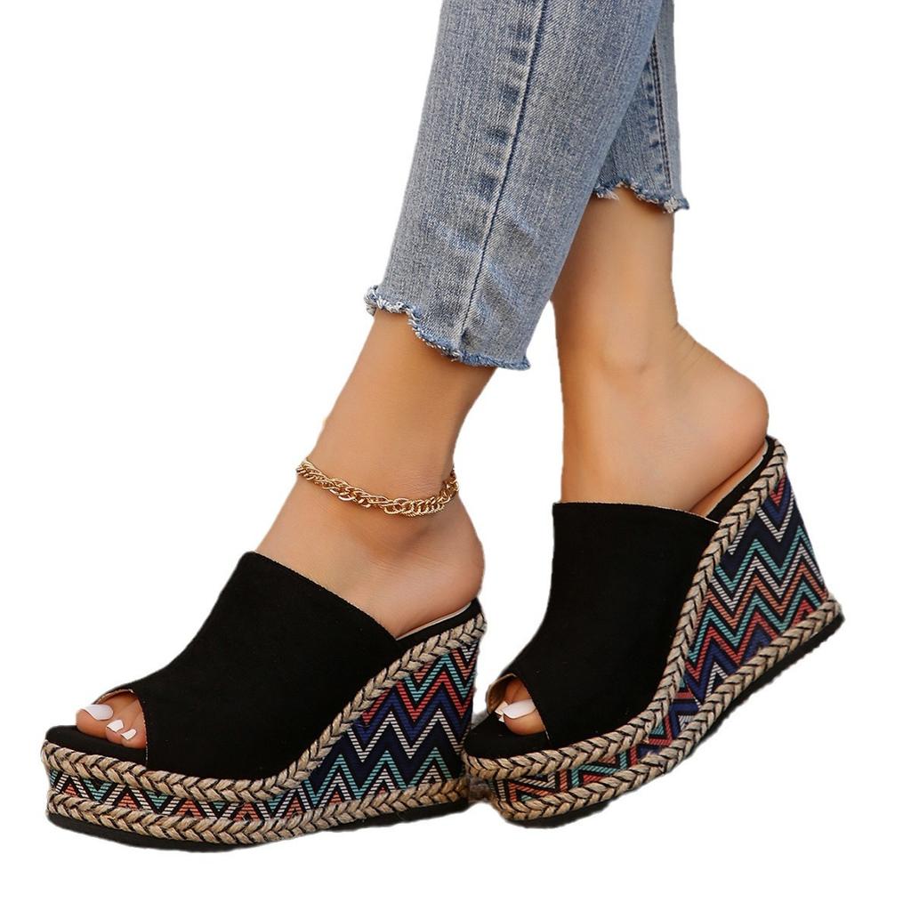 Европейские и американские однотонные большие размеры тапочки на танкетке женские носят 2024 лето новые водонепроницаемые пляжные тапочки с открытым носком прохладные