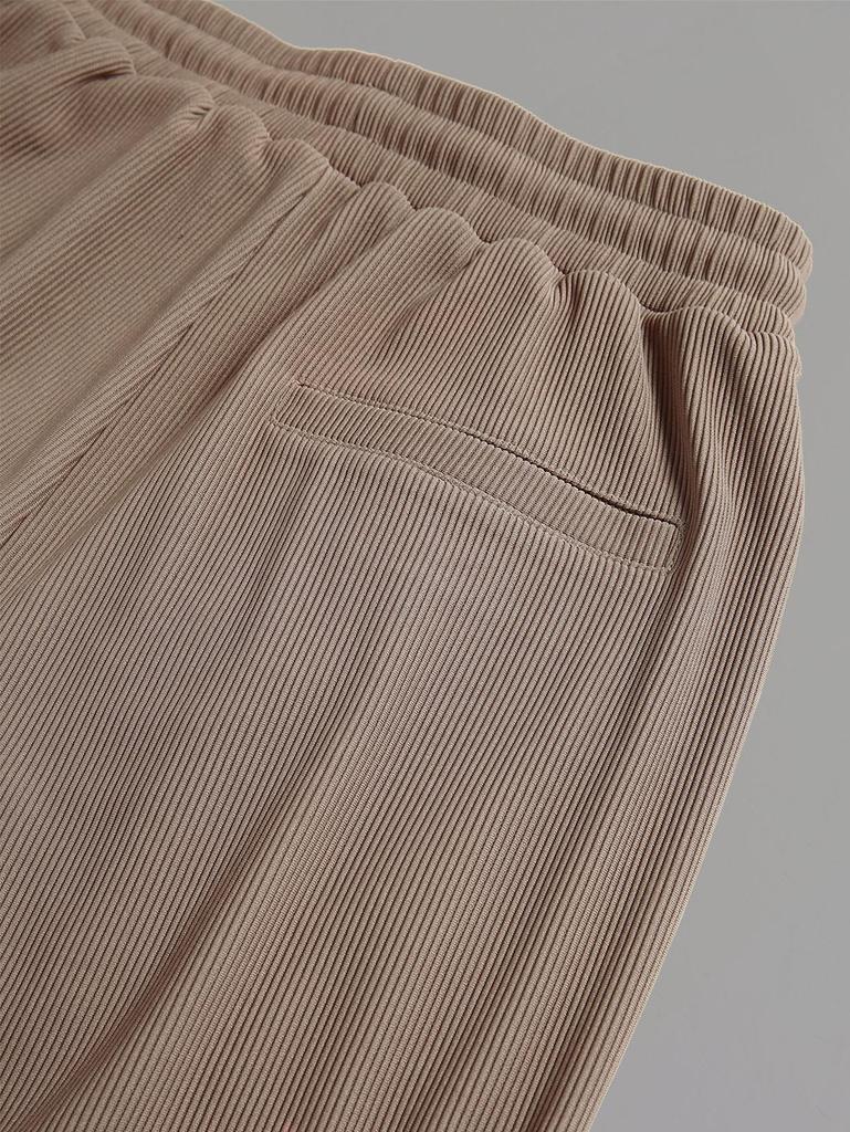 Мужской комплект: рубашка с воротником-стойкой, рубчатой жаккардовой вязки, на пуговицах спереди, с длинными рукавами, и брюки прямого кроя на кулиске.