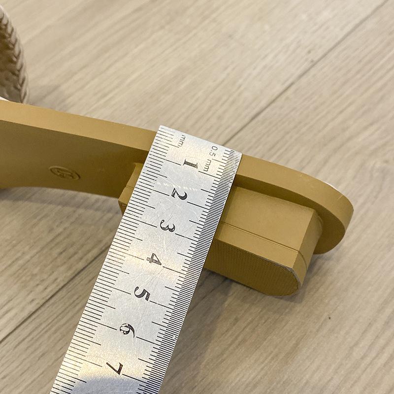 Праздничные крутые тапочки женские для улицы приморские новые с квадратным носом пляжная обувь показ мягкая подошва 2025 маленькое лето