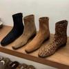 Леопардовые высокие каблуки ботильоны женские замшевые туфли с квадратным носком 2025 тренд челси короткие плюшевые теплые сексуальные массивные ботинки женские
