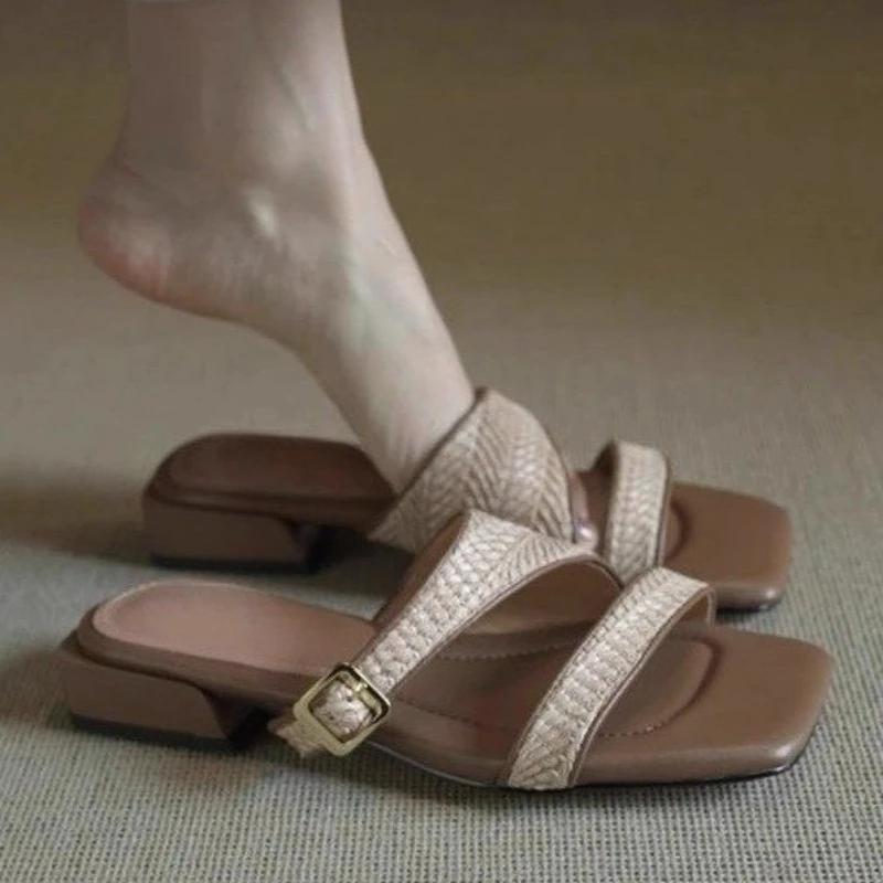 Модные женские шлепанцы на низком каблуке, модные, с квадратным носком, открытым носком, плетеные, мягкие, без застежки, нескользящие, на квадратном каблуке, шлепанцы-сабо с металлической пряжкой
