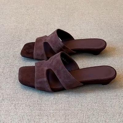 Версия из овчины~ Простые нишевые замшевые шлепанцы с открытым носком для женской уличной носки 2025 лето средний каблук танкетка классные шлепанцы