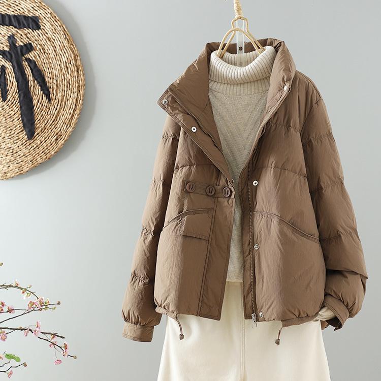 Пуховик женский короткий стоячий воротник куртка хлеб осень и зима новый дизайн пуговиц свободный белый утиный пуховик
