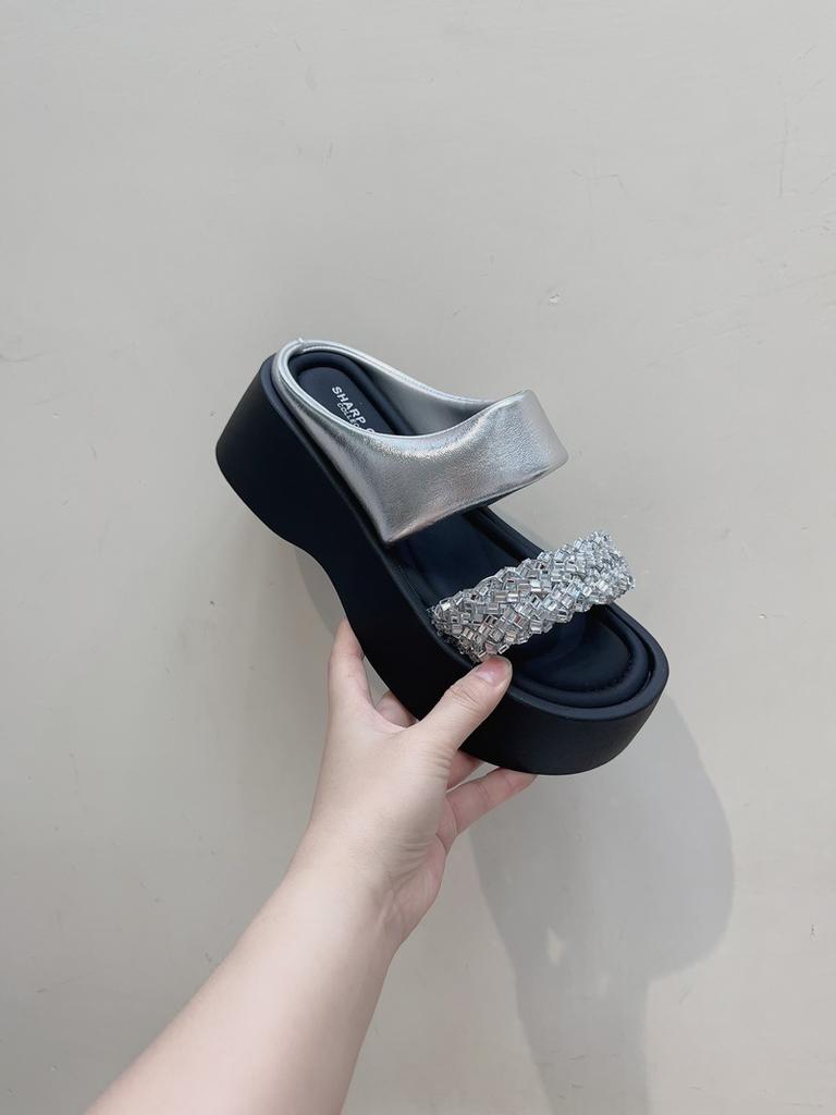 Шлепанцы на толстой подошве и танкетке со стразами для женской уличной одежды 2025 лето новая модная универсальная обувь с открытым носком
