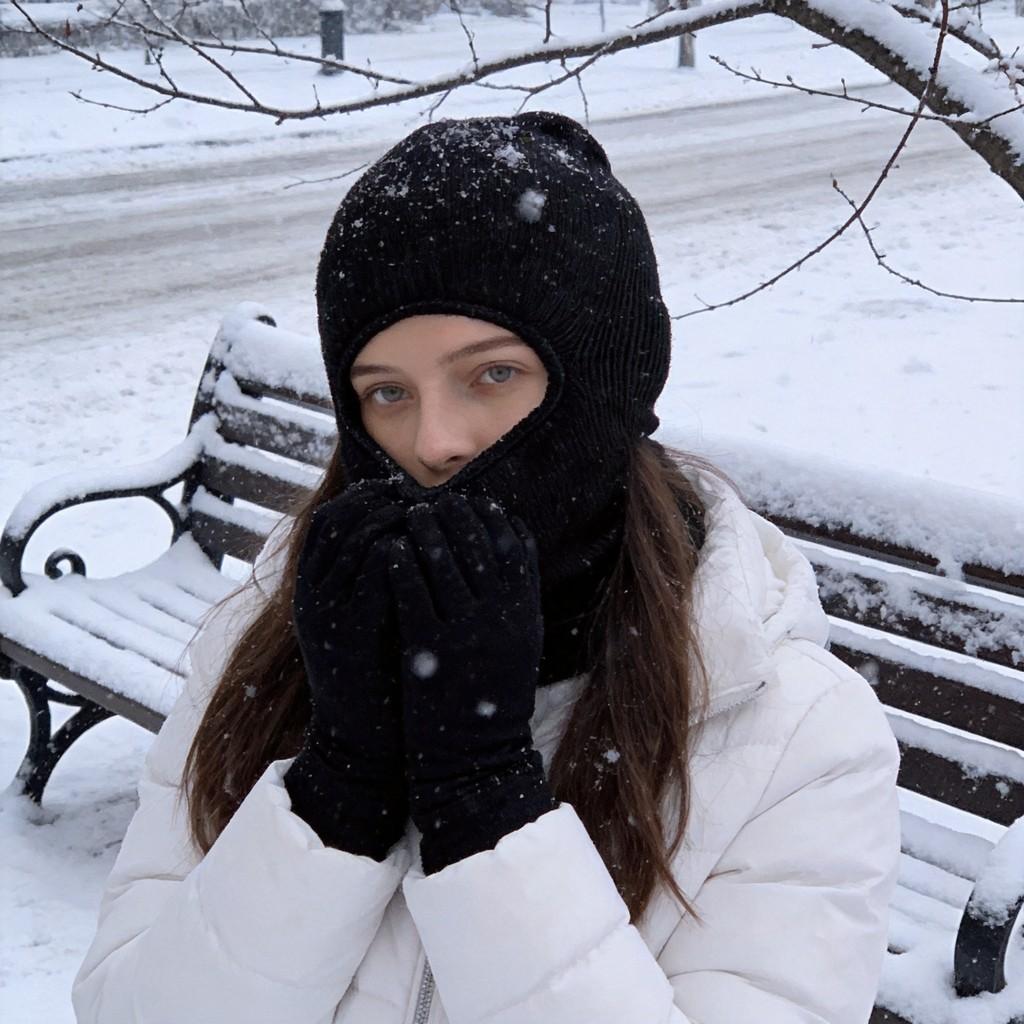 Женская вязаная шапка с теплоизоляцией и уютным дизайном для активного зимнего отдыха на улице