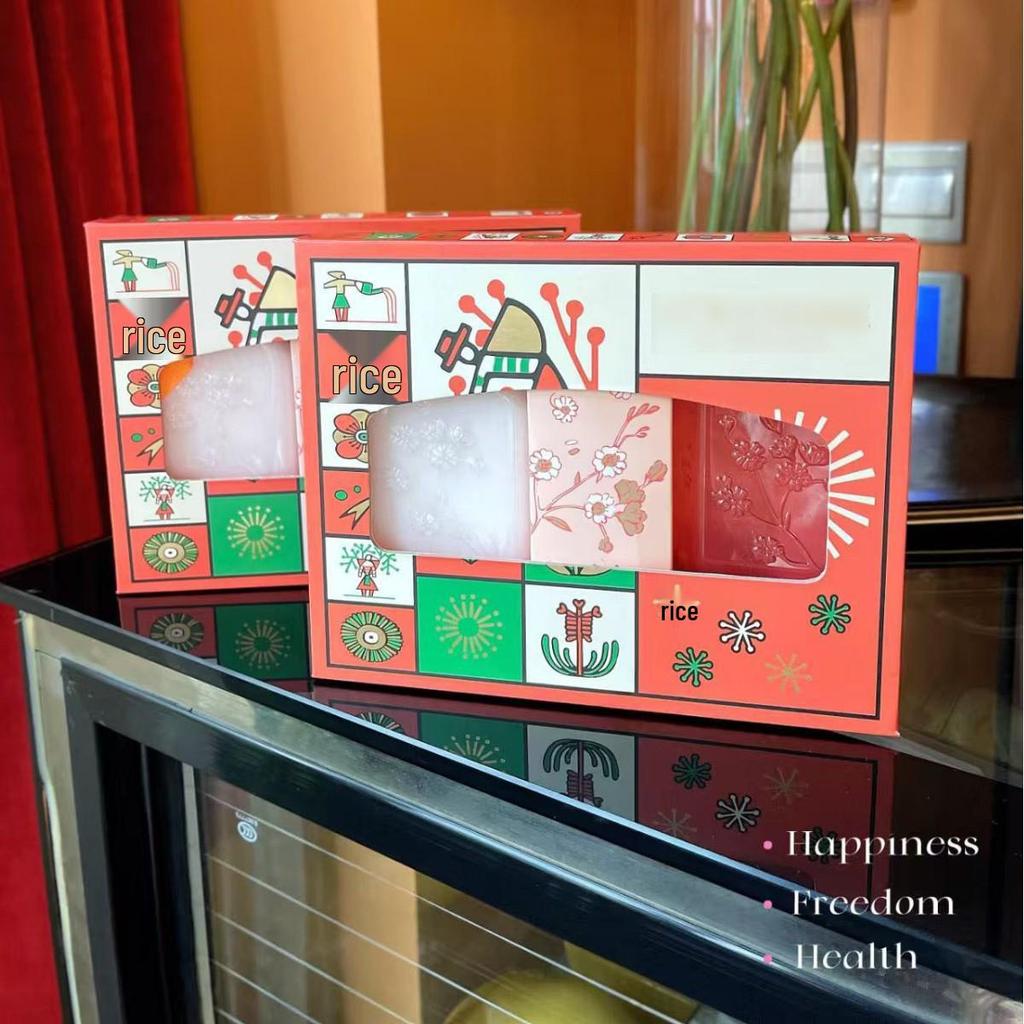 Набор Oushujia: Гель для душа, Лосьон для тела и Крем для рук - Праздничная подарочная коробка.