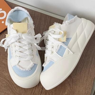 Два носят белые туфли на толстой подошве, полу-драг, женские летние новые туфли-хлебушки, женские нишевые универсальные повседневные спортивные кеды для скейтборда