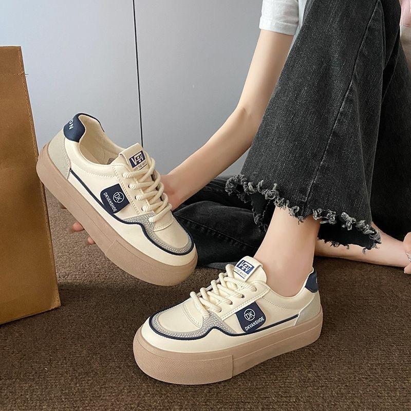 Популярные универсальные маленькие белые туфли на толстой подошве женские 2024 новая летне-осенняя нишевая дизайнерская модная обувь для скейтборда корейская версия повседневная обувь