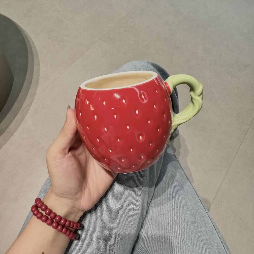 Кружка с клубникой и крышкой, высококачественная креативная чашка, керамическая кружка для воды, нишевый дизайн, подарок на день рождения, сувенир