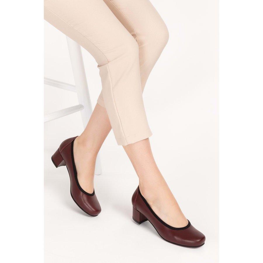 Женские классические туфли из натуральной кожи на массивном низком каблуке