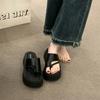 2025 лето новые французские нишевые толстоподошвенные уличные шлепанцы женские повседневные с юбкой пляжные с закрытым носком плоские женские туфли