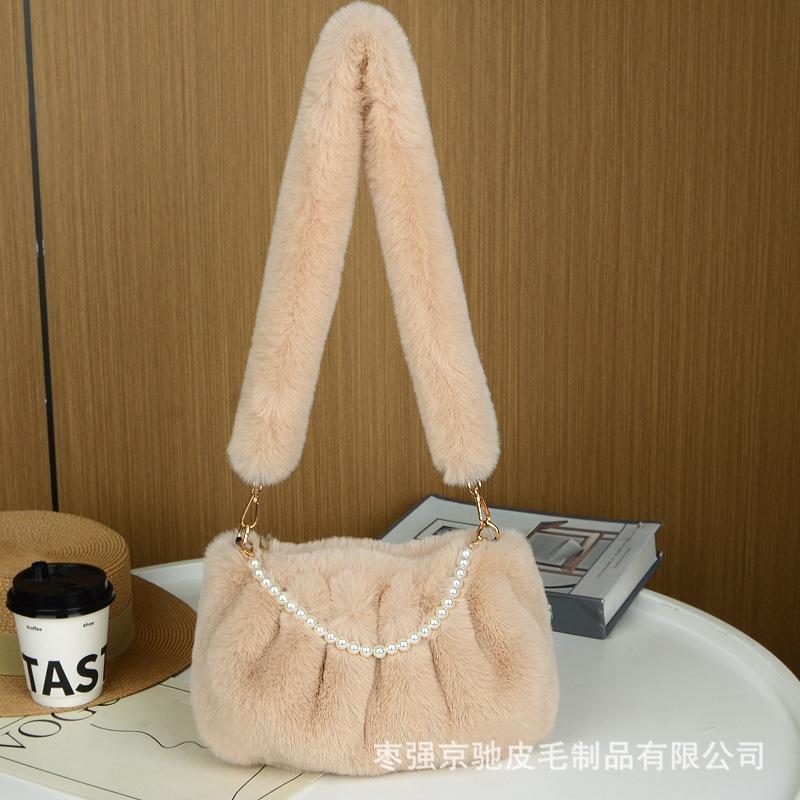 Женская 2024 новая мятая маленькая квадратная сумка через плечо мягкая плюшевая меховая женская элегантная сумка с жемчужной цепочкой подмышкой
