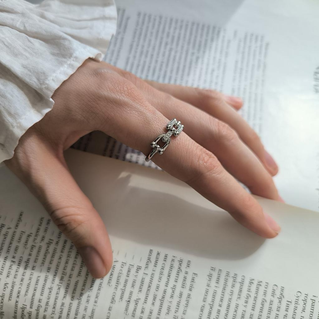 Серебряное кольцо с фианитами, вес изделия 3,66 гр (2207450)