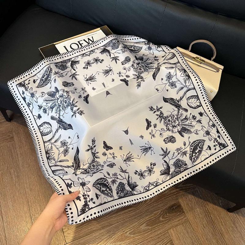 Retro silk scarves for women's new high-end accessories, neck small square scarf, scarf waist, fashionable and versatile, and gifts can be given.