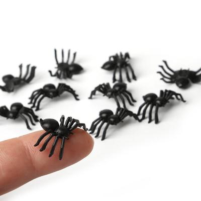 50 шт., декоративные пауки на Хэллоуин, маленькие черные пластиковые поддельные игрушки-пауки, забавная шутка, розыгрыш, реалистичный реквизит