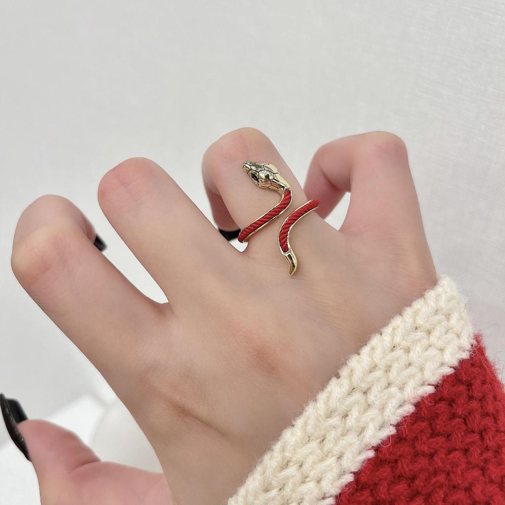 Открытое кольцо со знаком зодиака «Змея» — праздничный дизайн с красной нитью, оригинальный дизайн для новогоднего счастья.