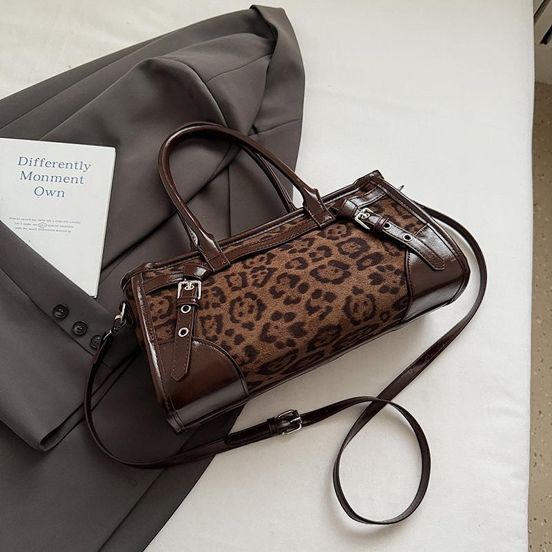 This Handbag Features A Fashionable Suede Shoulder Bag and A Simple Yet Stylish Commuter Crossbody Bag