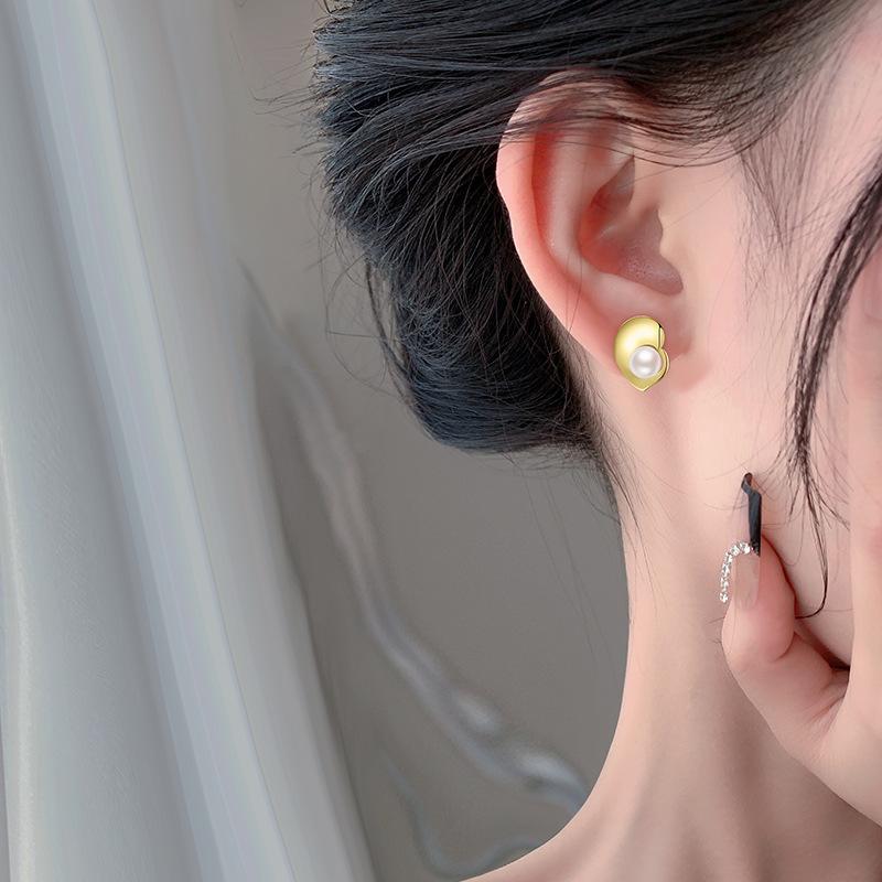 Нерегулярные серьги Love Pearl, французские легкие роскошные ретро-серьги, маленькие