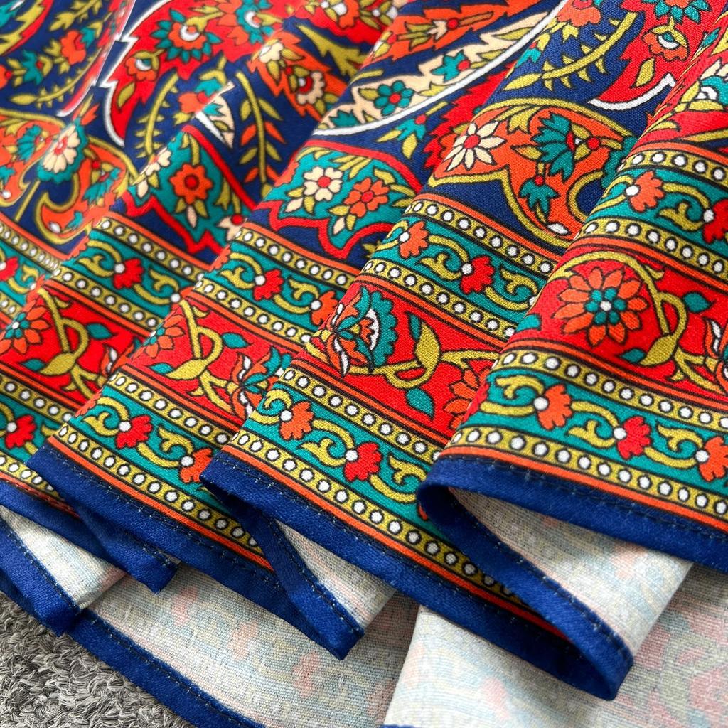 Модное принтованное платье этого лета — это ретро-элегантное платье с зауженной талией и рукавами-фонариками.