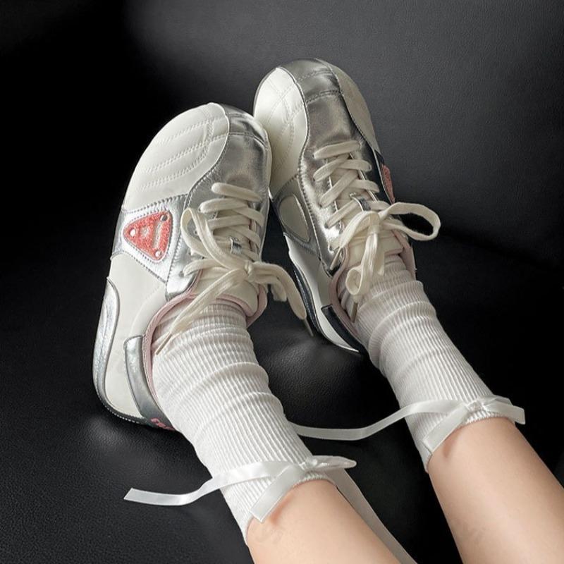 Модная Ретро Повседневная Обувь на Плоской Подошве с Мелким Вырезом для Женщин 2025 Новая Весенняя Мягкая Подошва Удобная Шнуровка Нескользящие Модные Кроссовки