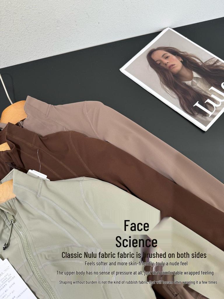 Женская куртка для йоги Lulu Nude Feel - Облегающий крой, воротник-стойка, длинный рукав, спортивный топ на молнии для бега и фитнеса.