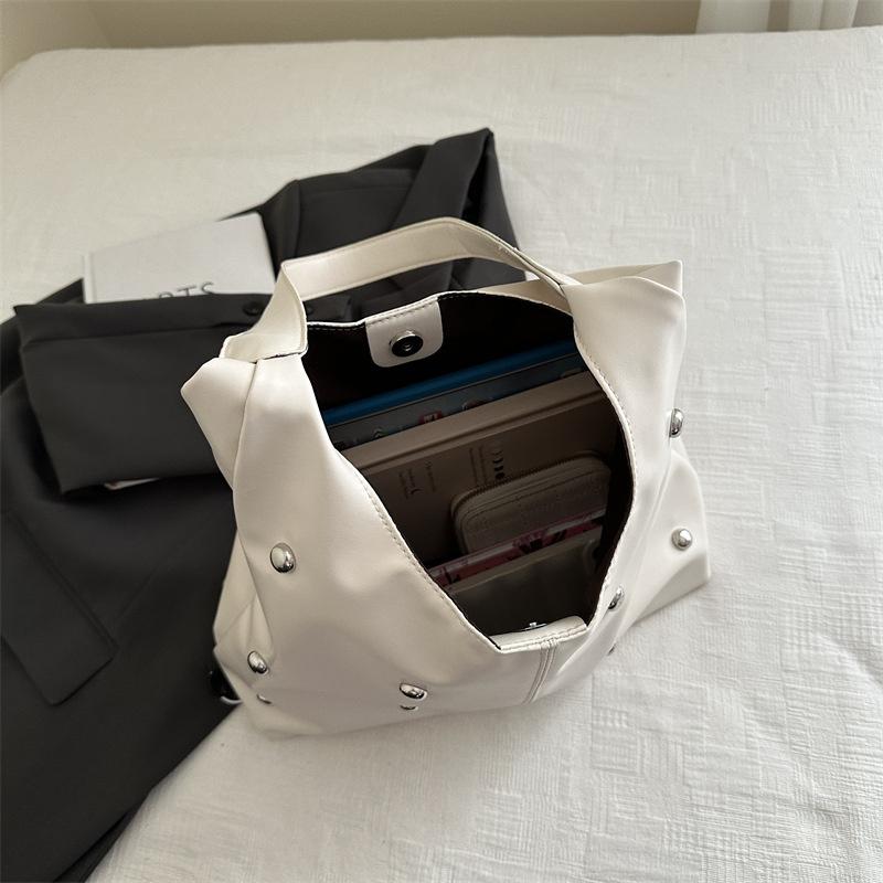 Панк Стиль Украшенная Двусторонняя Круглая Сумка-Ведро с Заклепками, Нишевая Роскошная Сумка, Шикарная Женская Подмышечная Сумка Большой Вместимости, Сумка на Плечо KTY