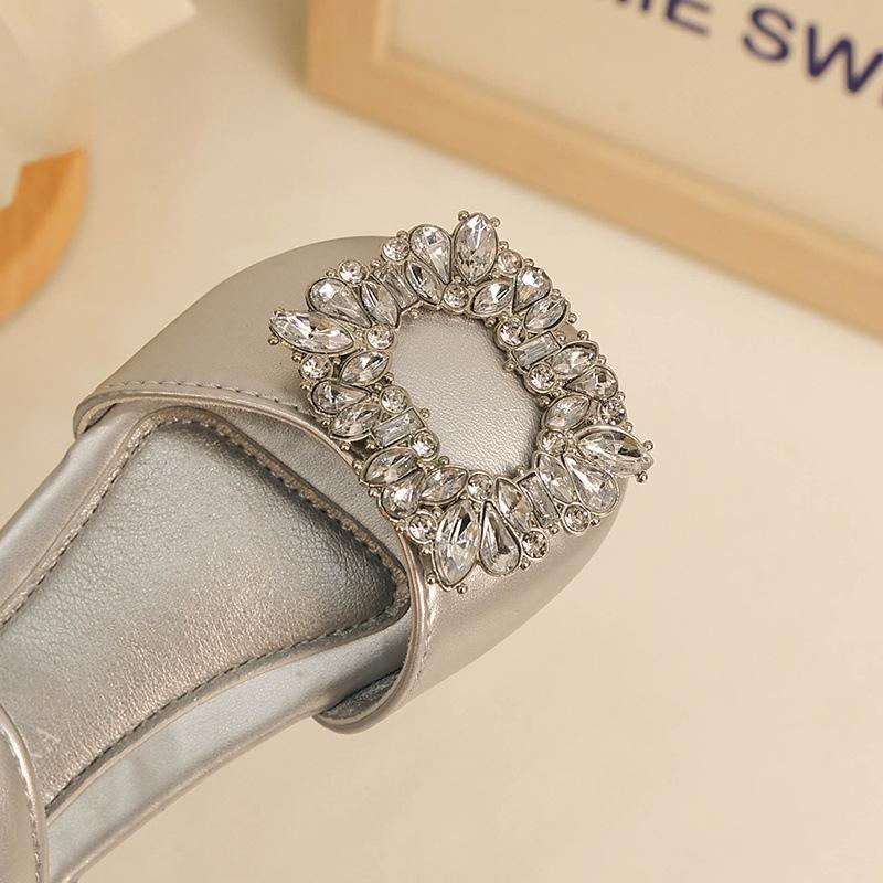 Детские плоские сандалии 2024 Роскошные элегантные туфли со стразами для девочек в корейском стиле Универсальные детские повседневные принцессные балетные сандалии