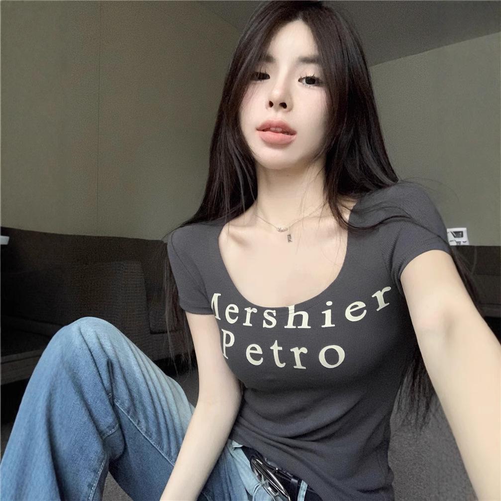 Футболка с коротким рукавом и U-образным вырезом в стиле American Retro Hot Girl Letter Print - 2025 Лето Стиль Pure Desire