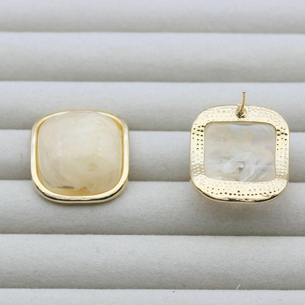 Retro Hong Kong-Style Geometric Resin Stud Earrings for Women - S925 Silver Needle, Light Luxury, High-End Autumn/Winter Heart Earrings Jewelry