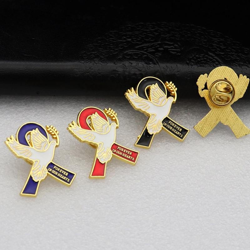 Брошь-значок 'Символ мира' с деталью в виде ленты, форма идеально подходит для свадеб, деловых встреч, повседневной носки