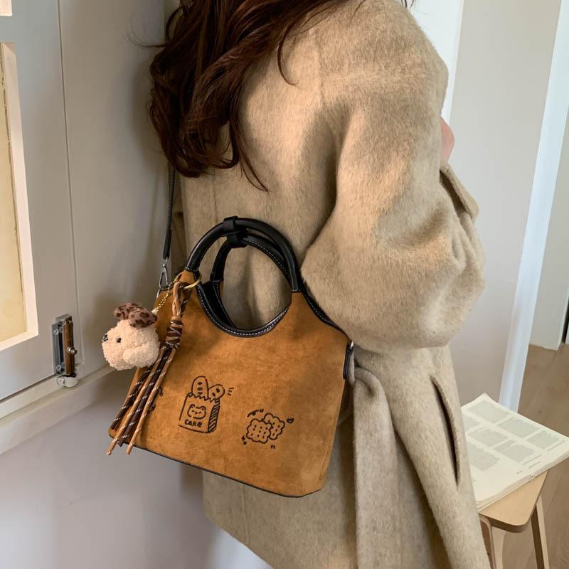 Ретро нишевая матовая сумка женская 2025 новая изысканная универсальная сумка-мессенджер модная супер огонь сумочка маленькая сумка