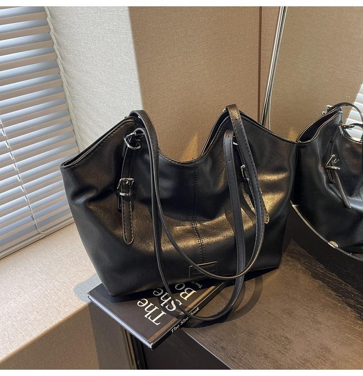 Retro Bag Women's 2024 New This Year Popular Large Capacity Tote Bag Casual Autumn and Winter One Shoulder Commuter Bag