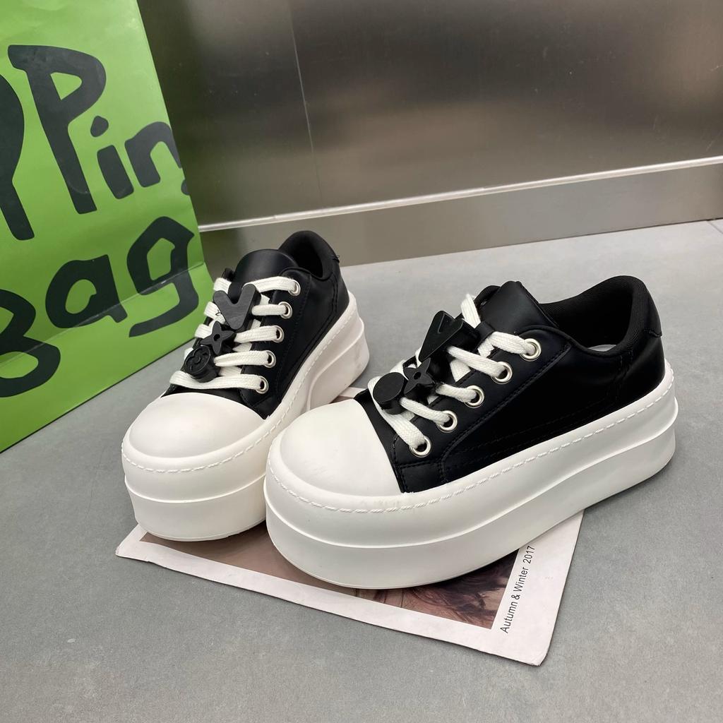 Маленькие белые туфли на толстой подошве, увеличивающие рост, женские 2025 весна, новая модная нишевая дизайнерская обувь-хлебушки, дышащая, повседневная, спортивная обувь для скейтборда