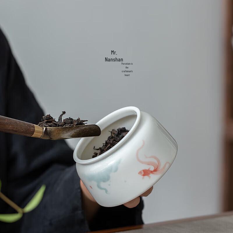 Sujin Lianhua Ceramic Tea Jar with Beech Wood Lid