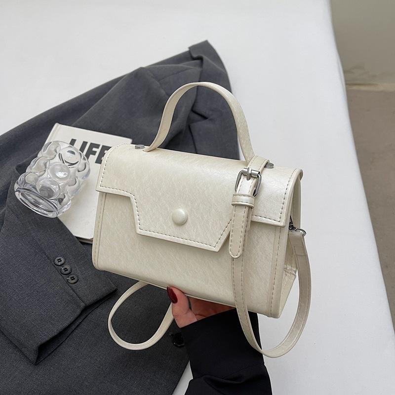 Модная портативная маленькая квадратная сумка женская сумка новая нишевая сумка для通勤 высокого класса универсальная на плечо сумка-мессенджер