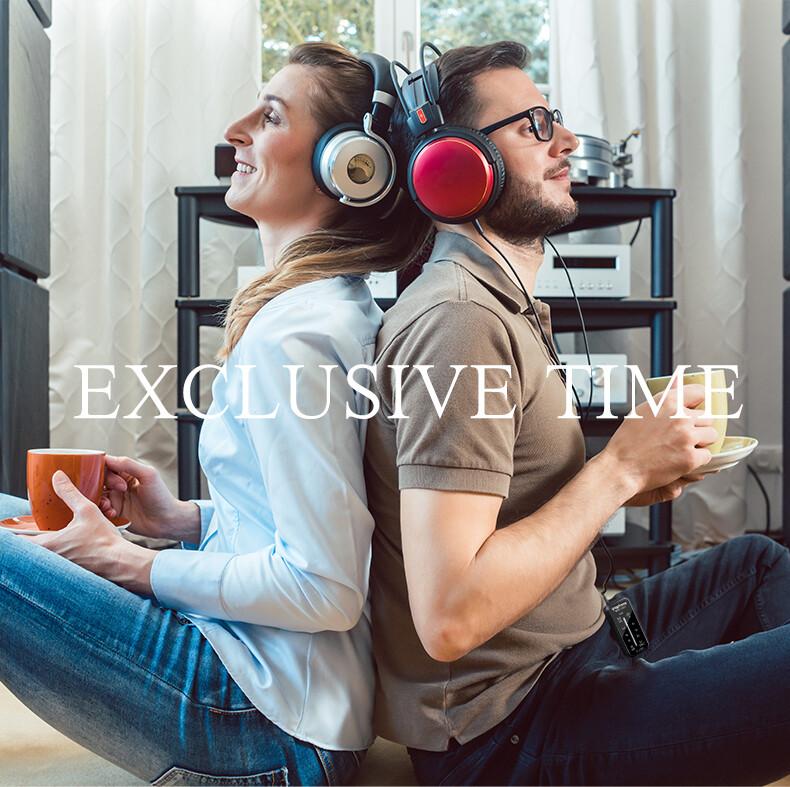 Mini AM/FM Radio Hand Stereo Portable Music Player AAA Batteries With Headphones