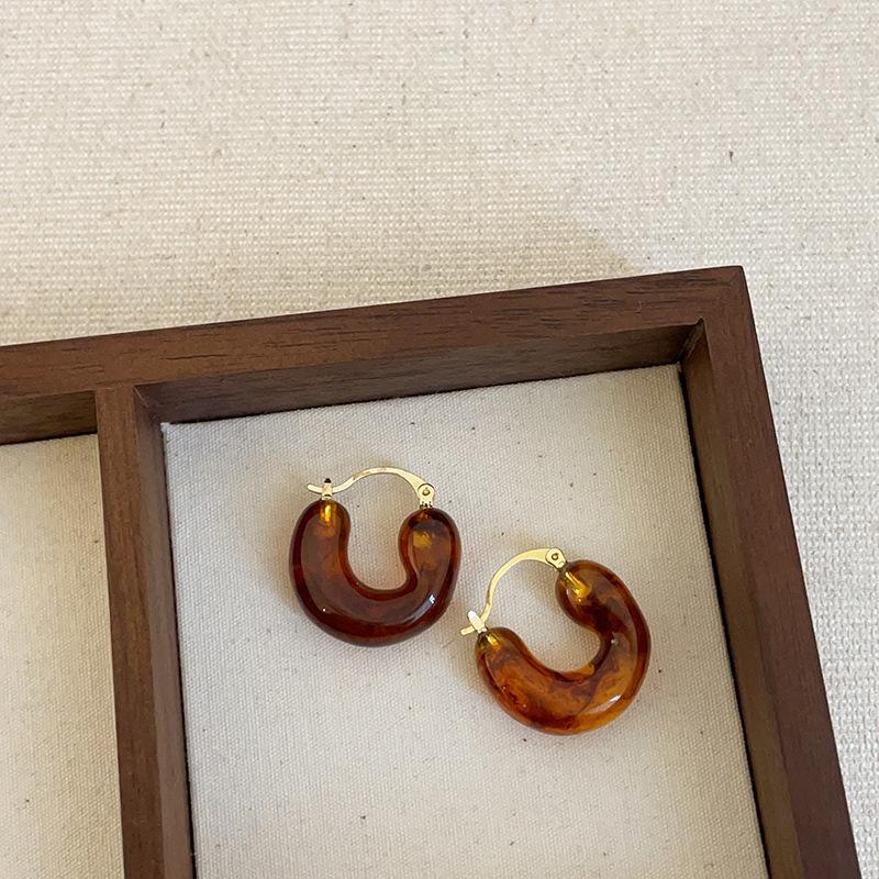 Изысканные серьги-пусеты из коричневой смолы Maelard для женщин: Высококлассные, модные и универсальные осенне-зимние аксессуары для ушей