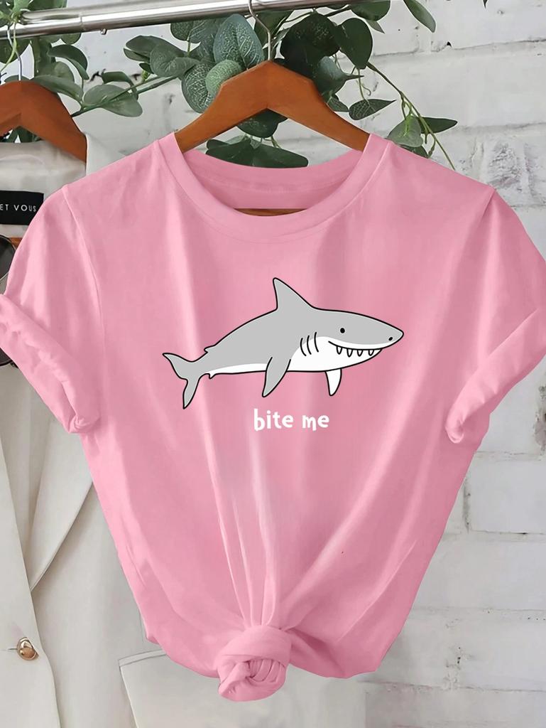 WoУнисекс Розовая Футболка с Графикой Дизайн Акула 'Bite Me' Круглый Вырез Рукав Идеально для Летних Прогулок Повседневная Одежда Эстетичная Одежда