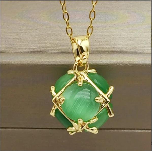 Подвеска-ожерелье Изумрудная бабочка: Роскошная титановая стальная ключичная цепочка для женщин