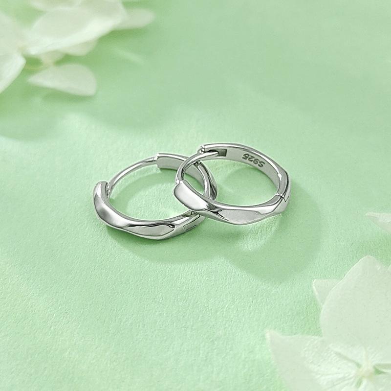 Серьги-кольца из стерлингового серебра S925 с зеркальной полировкой - Женский стиль Luxe, Легкие и нишевые круглые клипсы для ушей на осень/зиму.