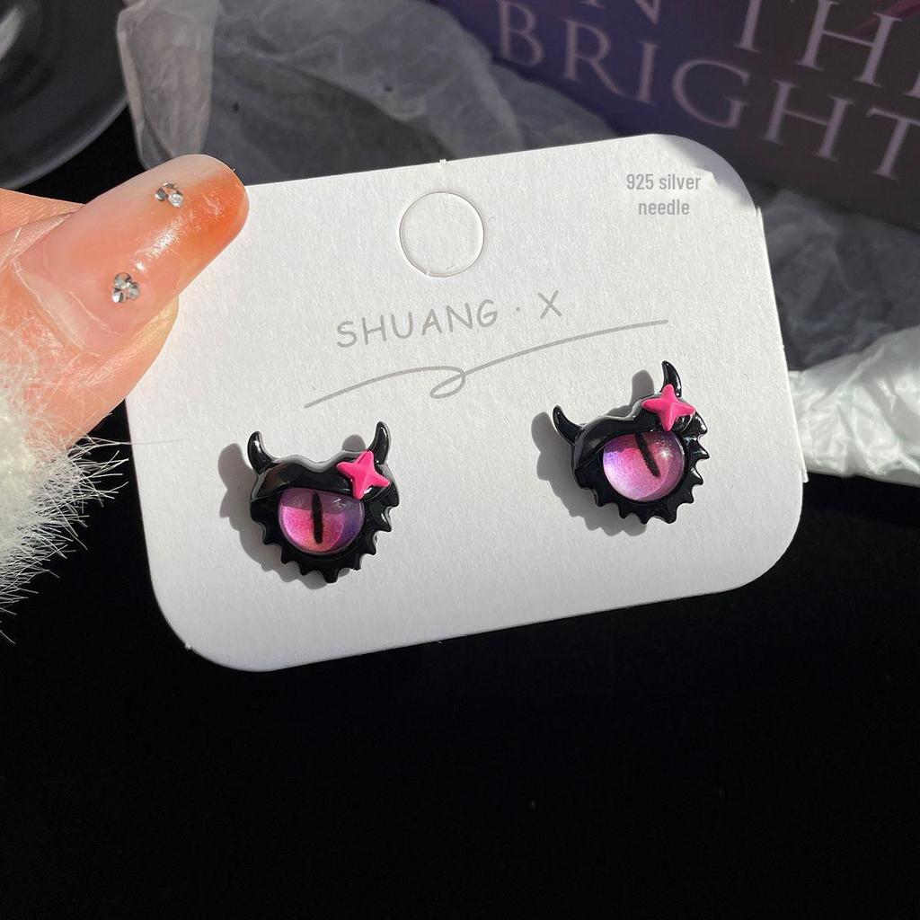 «Изысканные серьги в виде мультяшного летающего монстра — серебряные иглы, забавные и уникальные для студентов»