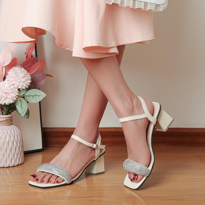Большие босоножки на квадратном каблуке, женские, лето 2024 г., новая версия корейской версии босоножек с пряжкой The Heel Diamond One Word