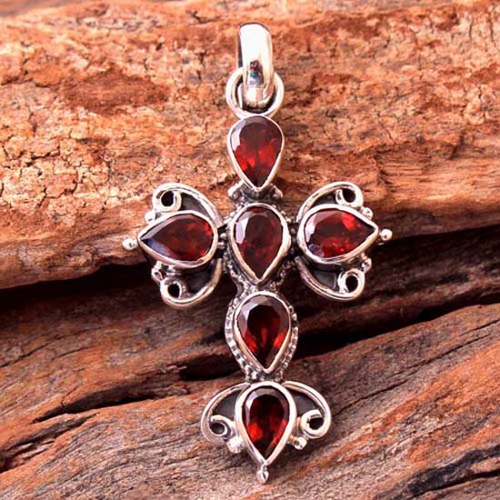 Подвеска Рейки, Подвеска-крест с драгоценным камнем из красного граната Ap6147